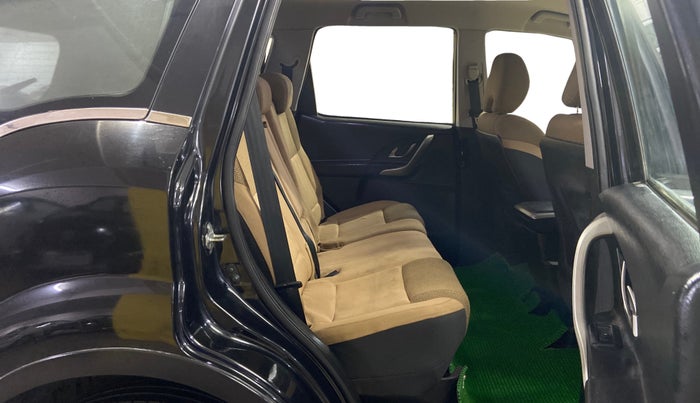 2019 Mahindra XUV500 W7, Diesel, Manual, 1,03,090 km, Right Side Rear Door Cabin