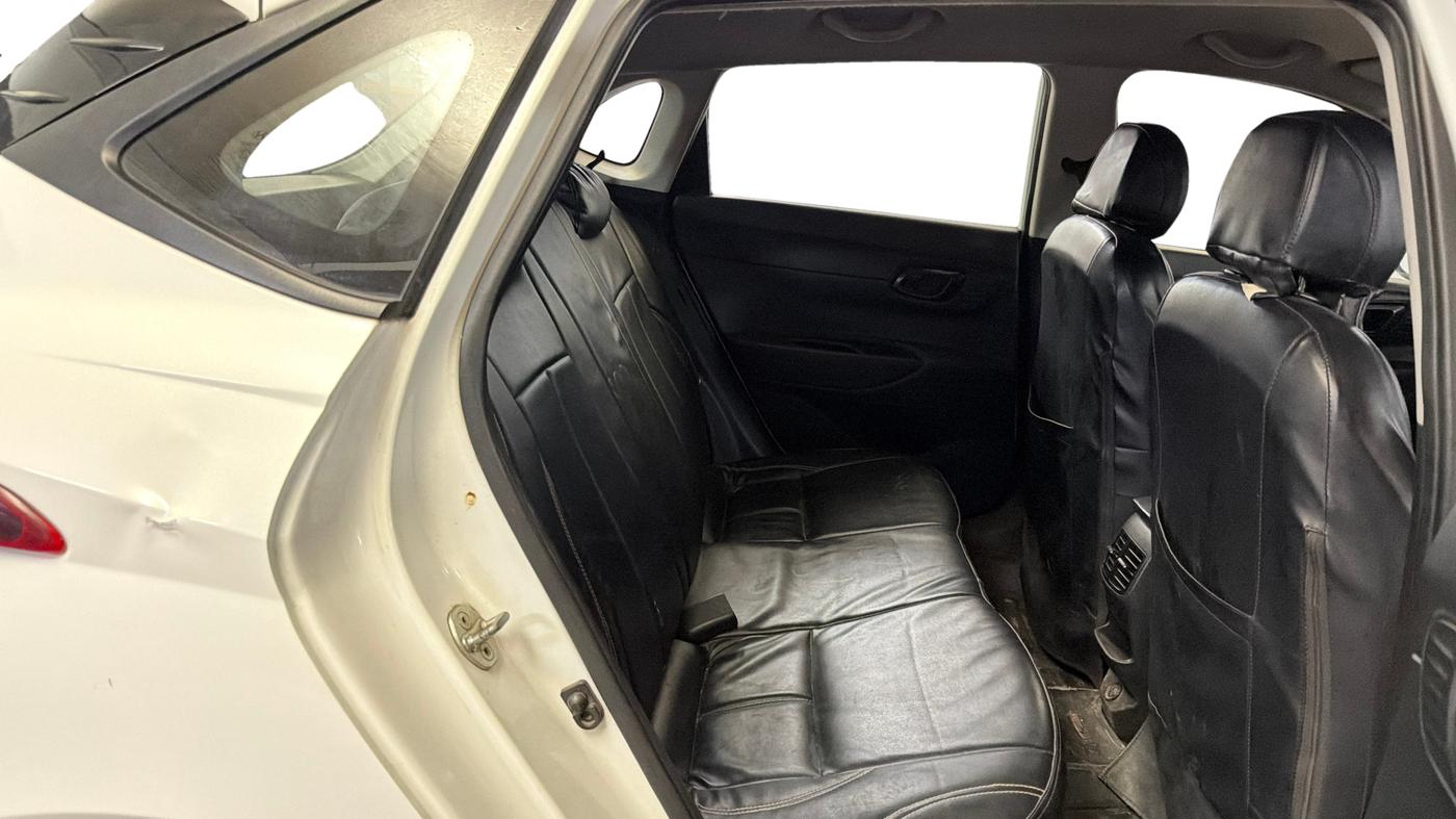 2021 Hyundai NEW I20 MAGNA 1.2 MT, Petrol, Manual, 1,05,532 km, Right Side Rear Door Cabin