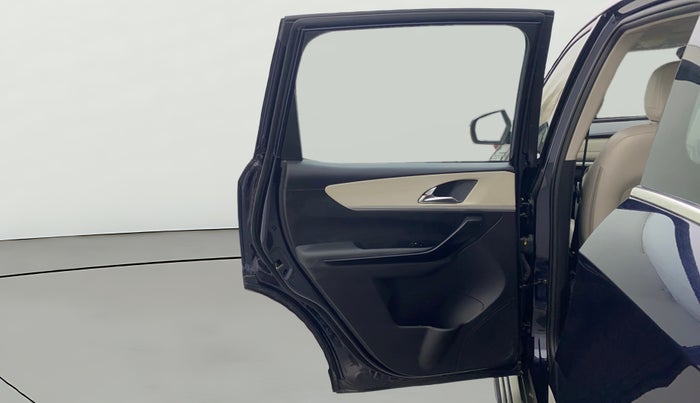 2023 Mahindra XUV700 AX 7 LUXURY P AT 7 STR, Petrol, Automatic, 14,828 km, LHS Rear Door