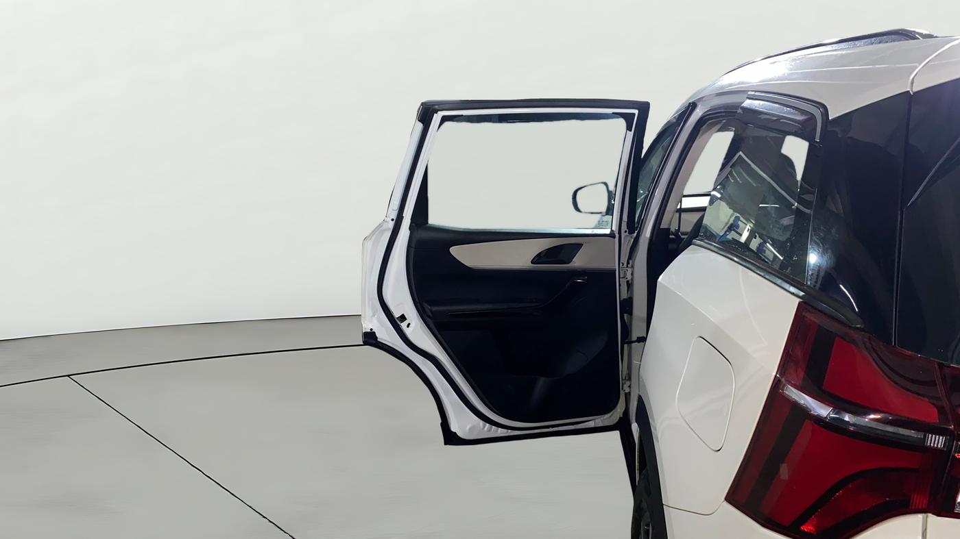 2022 Mahindra XUV700 AX 5 P MT 7 STR (E), Petrol, Manual, 14,076 km, LHS Rear Door