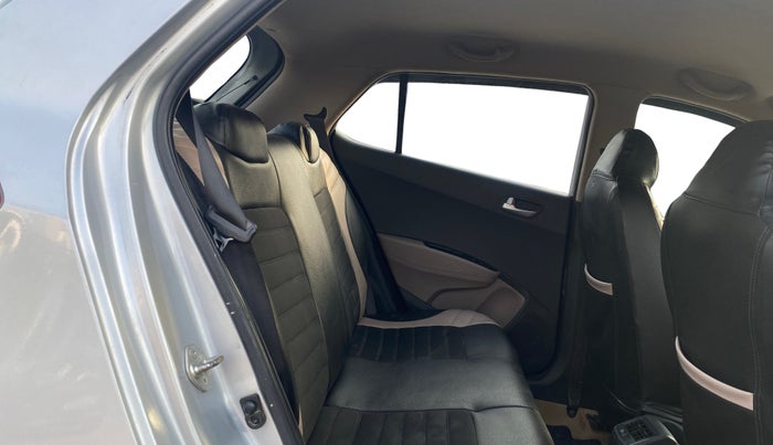 2018 Hyundai Grand i10 SPORTZ 1.2 KAPPA VTVT, CNG, Manual, 92,318 km, Right Side Rear Door Cabin