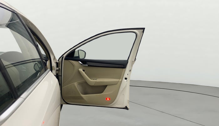 2015 Skoda Octavia STYLE PLUS AT 1.8 TSI, Petrol, Automatic, 1,08,777 km, RHS Front Door