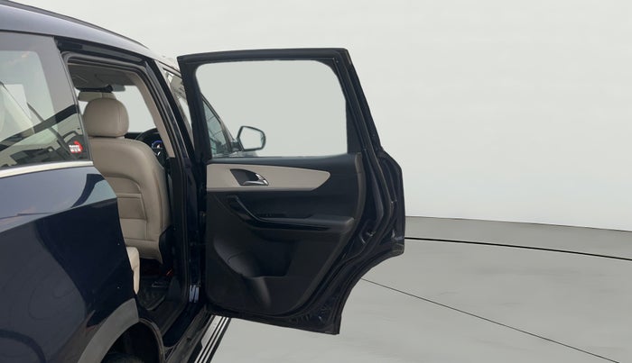 2022 Mahindra XUV700 AX 7 LUXURY P AT 7 STR, Petrol, Automatic, 44,614 km, RHS Rear Door