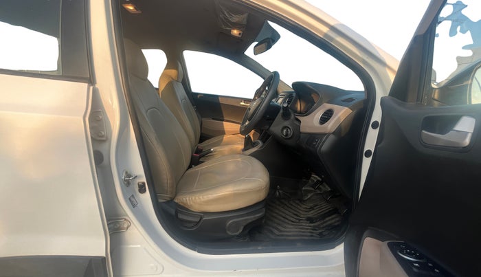 2015 Hyundai Xcent S (O) 1.2, Petrol, Manual, 27,993 km, Right Side Front Door Cabin