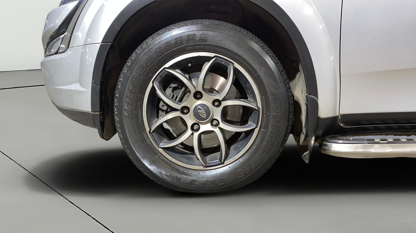 2020 Mahindra XUV500 W7, Diesel, Manual, 43,630 km, Left Front Wheel