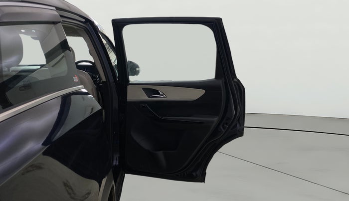 2022 Mahindra XUV700 AX 7 LUXURY P AT 7 STR, Petrol, Automatic, 89,205 km, RHS Rear Door