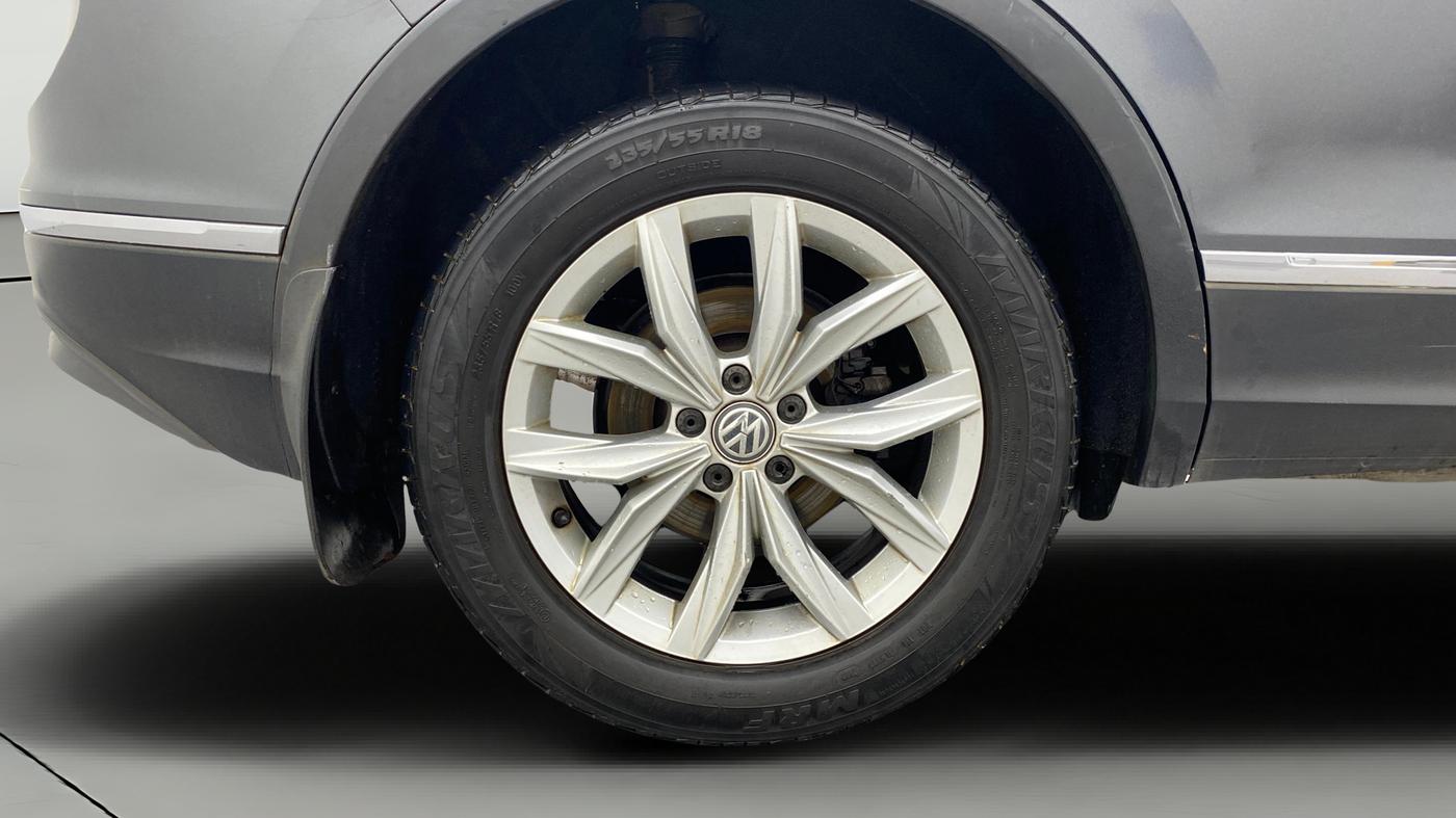 2017 Volkswagen TIGUAN HIGHLINE TDI AT, Diesel, Automatic, 1,05,693 km, Right Rear Wheel