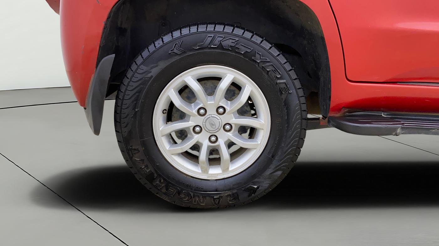 2017 Mahindra TUV300 T8 AMT, Diesel, Automatic, 1,35,641 km, Right Rear Wheel