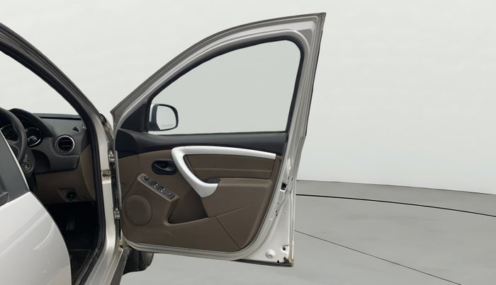 2017 Renault Duster RXL PETROL, Petrol, Manual, 42,528 km, RHS Front Door