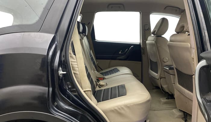 2017 Mahindra XUV500 W6, Diesel, Manual, 56,435 km, Right Side Rear Door Cabin