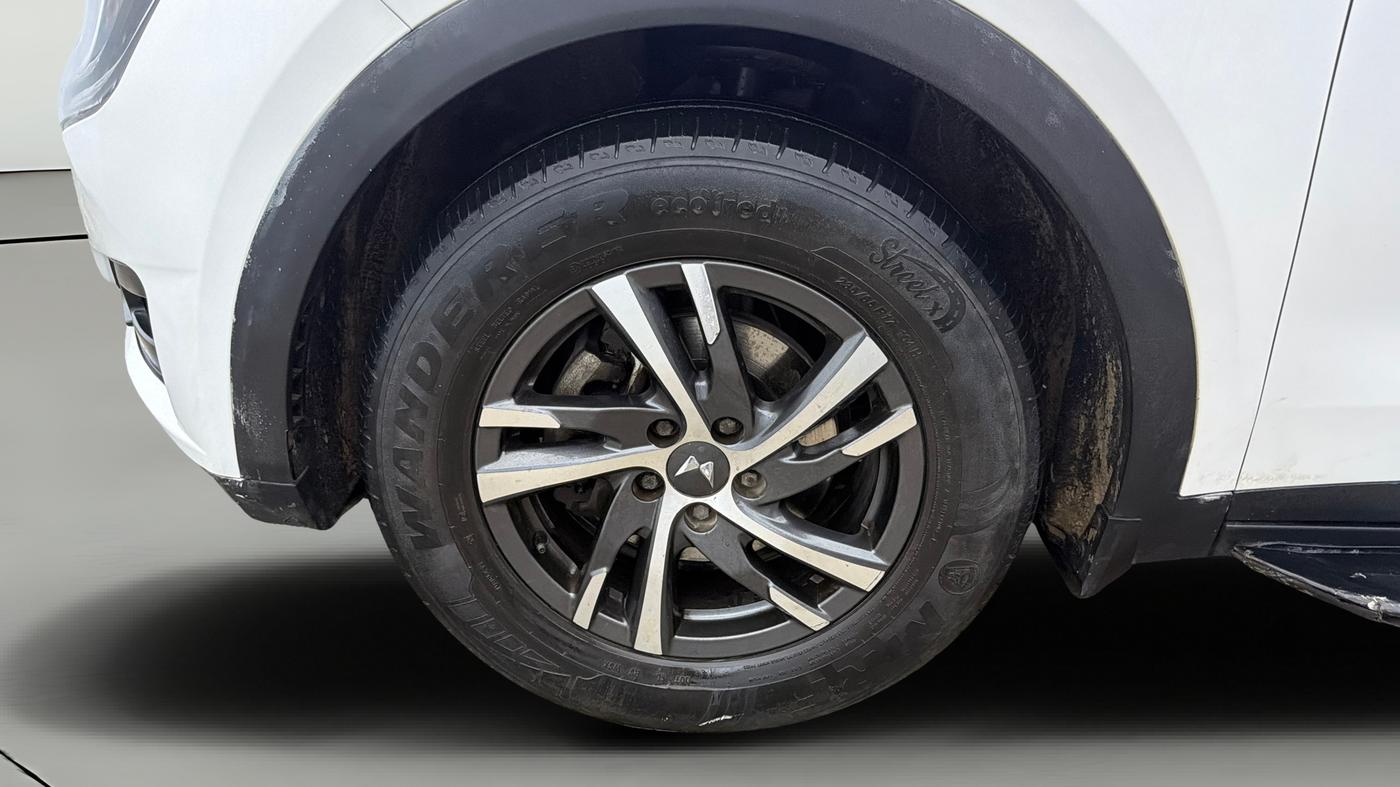 2022 Mahindra XUV700 AX 5 P MT 7 STR, Petrol, Manual, 70,941 km, Left Front Wheel