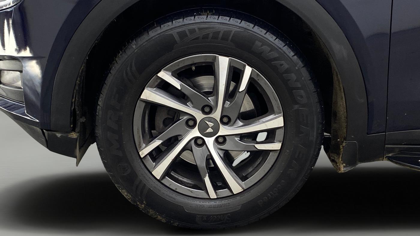 2023 Mahindra XUV700 AX 5 P MT 7 STR, Petrol, Manual, 44,757 km, Left Front Wheel