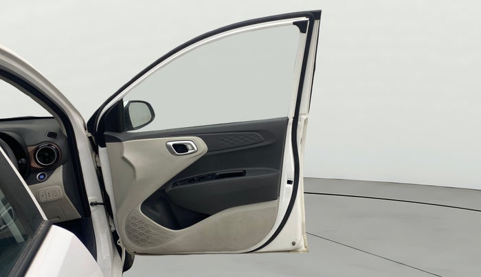 2024 Hyundai AURA SX 1.2 CNG, CNG, Manual, 11,706 km, RHS Front Door