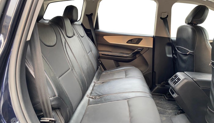 2022 Mahindra XUV700 AX 5 P MT 5 STR, Petrol, Manual, 69,318 km, Right Side Rear Door Cabin