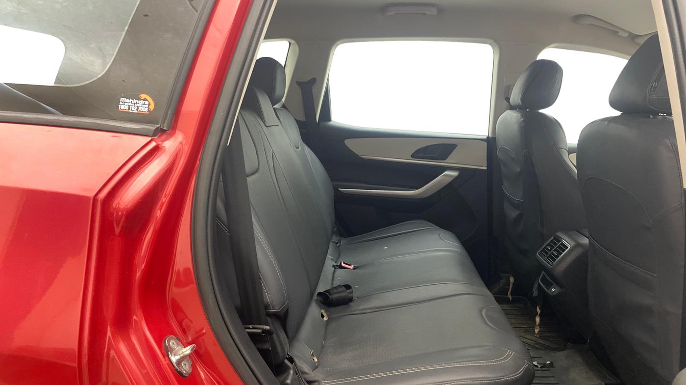 2022 Mahindra XUV700 AX 3 P MT 5 STR, Petrol, Manual, 82,103 km, Right Side Rear Door Cabin