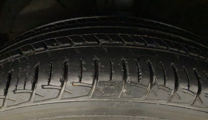 2017 Maruti Baleno DELTA PETROL 1.2, Petrol, Manual, 39,035 km, Left Front Tyre Tread