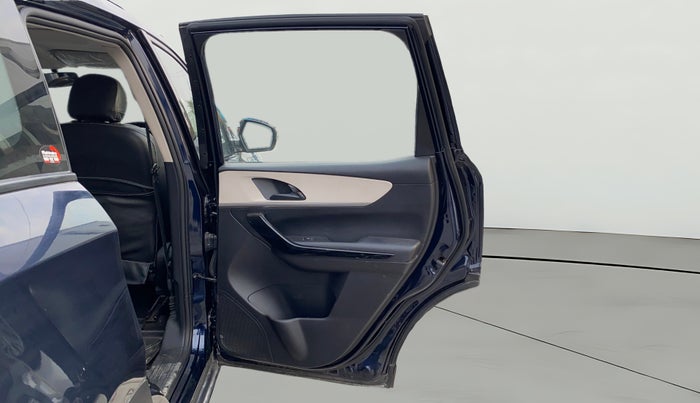 2022 Mahindra XUV700 AX 5 P MT 5 STR, Petrol, Manual, 69,318 km, RHS Rear Door