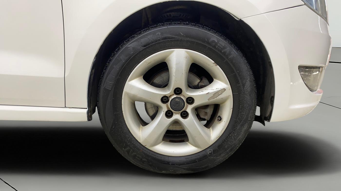 2013 Skoda Rapid AMBITION 1.6 TDI CR MT PLUS ALLOY, Diesel, Manual, 1,19,608 km, Right Front Wheel