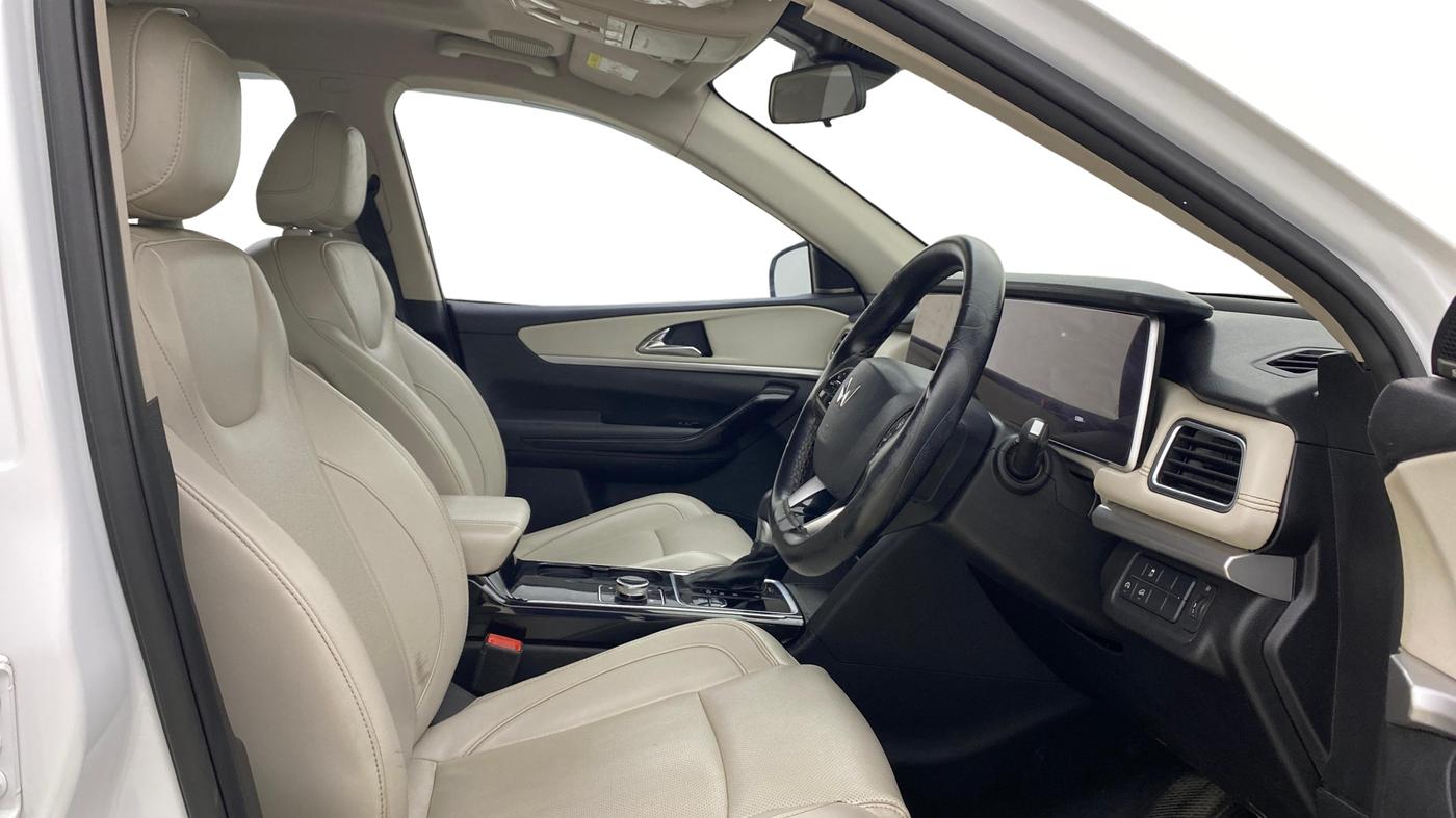 2023 Mahindra XUV700 AX 7 LUXURY P AT 7 STR, Petrol, Automatic, 63,989 km, Right Side Front Door Cabin