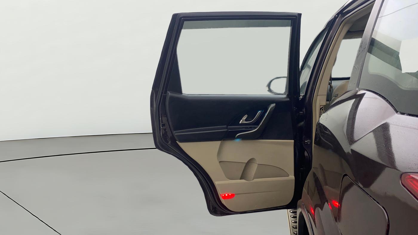 2016 Mahindra XUV500 W10 AT, Diesel, Automatic, 1,15,749 km, LHS Rear Door