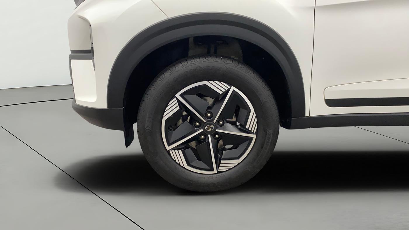 2024 Tata NEXON FEARLESS DUAL TONE 1.2 PETROL, Petrol, Manual, 28,661 km, Left Front Wheel