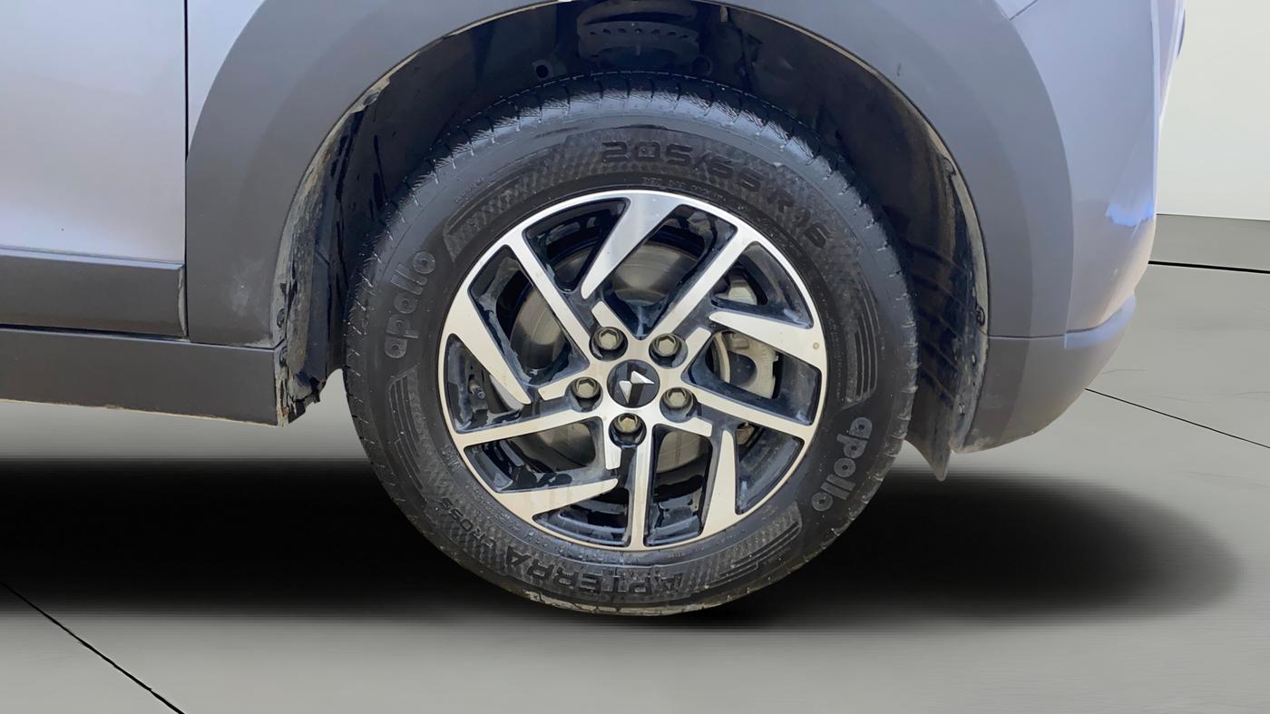 2024 Mahindra XUV 3XO AX5 1.2 L TCMPFi, Petrol, Manual, 27,203 km, Right Front Wheel