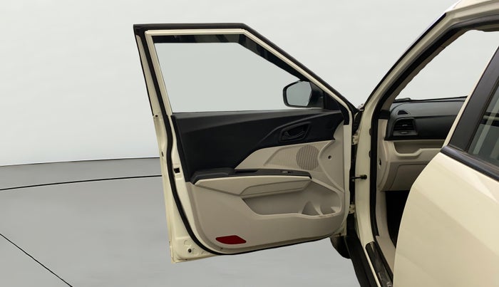 2023 Mahindra XUV300 W6 1.5 DIESEL AMT, Diesel, Automatic, 66,030 km, LHS Front Door