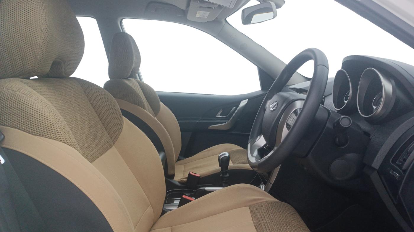 2018 Mahindra XUV500 W7, Diesel, Manual, 1,17,053 km, Right Side Front Door Cabin