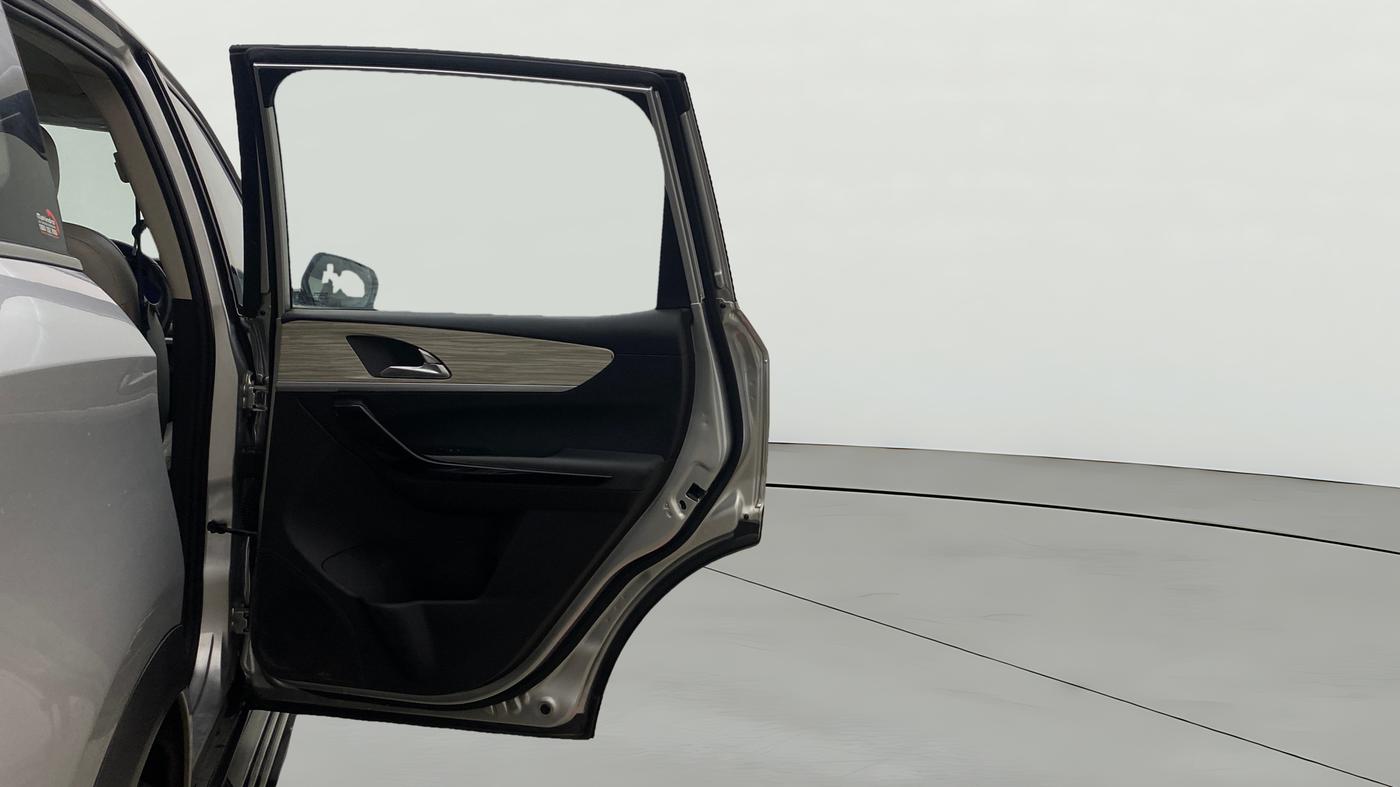 2021 Mahindra XUV700 AX 7 LUXURY P AT 7 STR, Petrol, Automatic, 1,33,099 km, RHS Rear Door