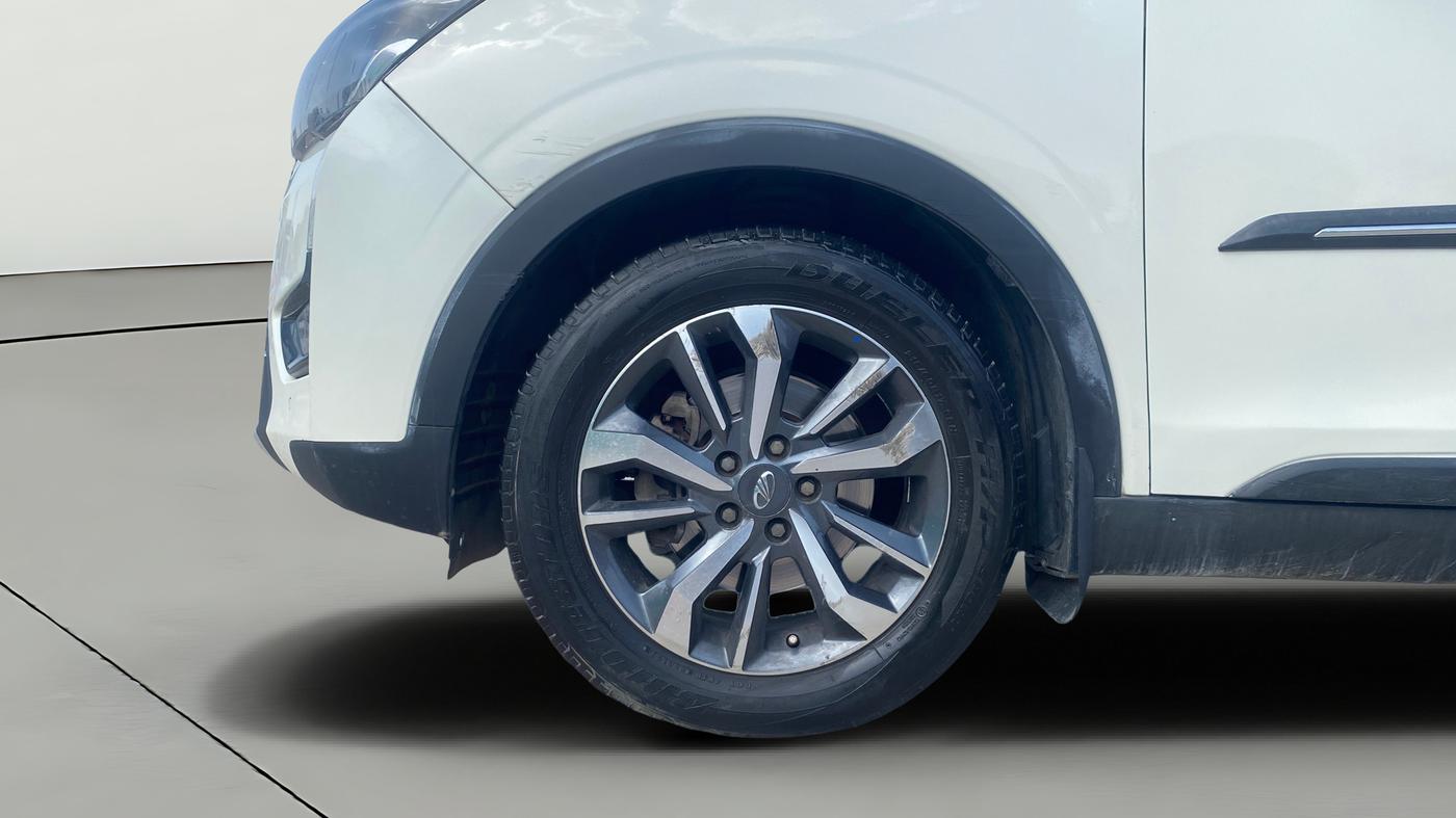 2021 Mahindra XUV300 W8 (O) 1.2 PETROL, Petrol, Manual, 90 km, Left Front Wheel