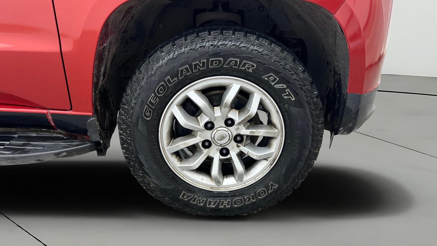 2017 Mahindra TUV300 T8 DUAL TONE, Diesel, Manual, 1,12,490 km, Right Front Wheel