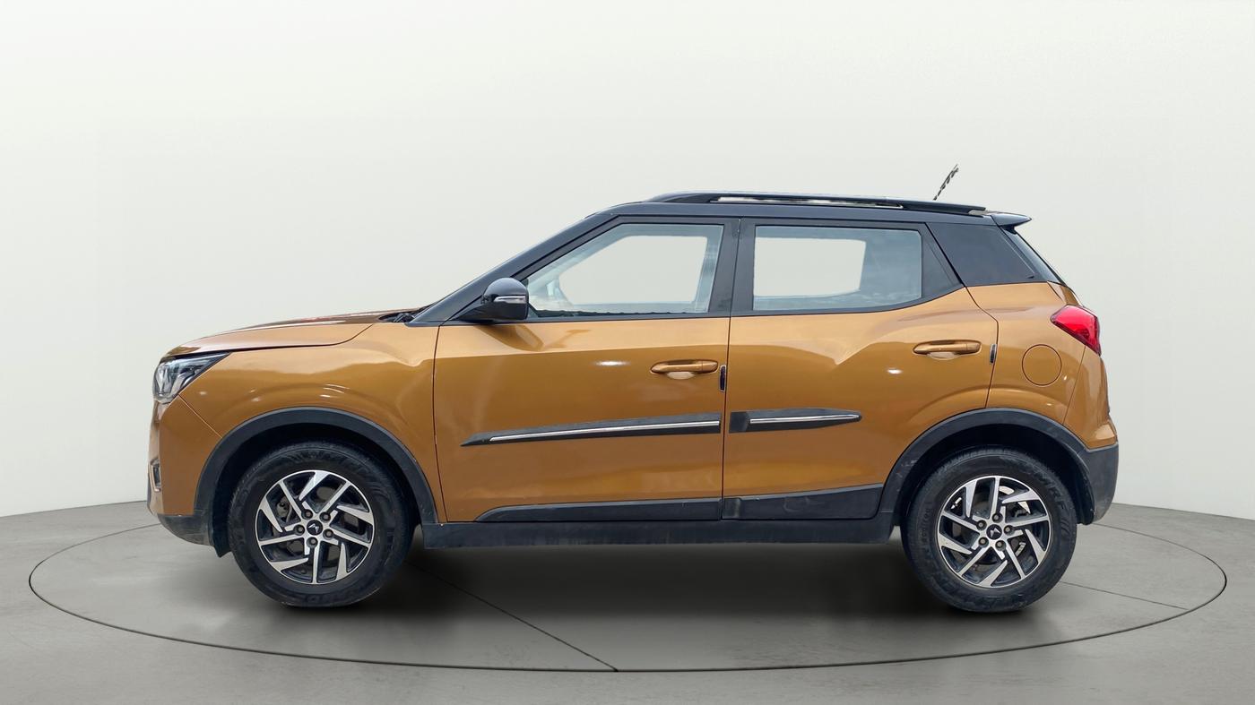 2022 Mahindra XUV300 W8(O) 1.2 PETROL DUAL TONE, Petrol, Manual, 66,105 km, Left Side