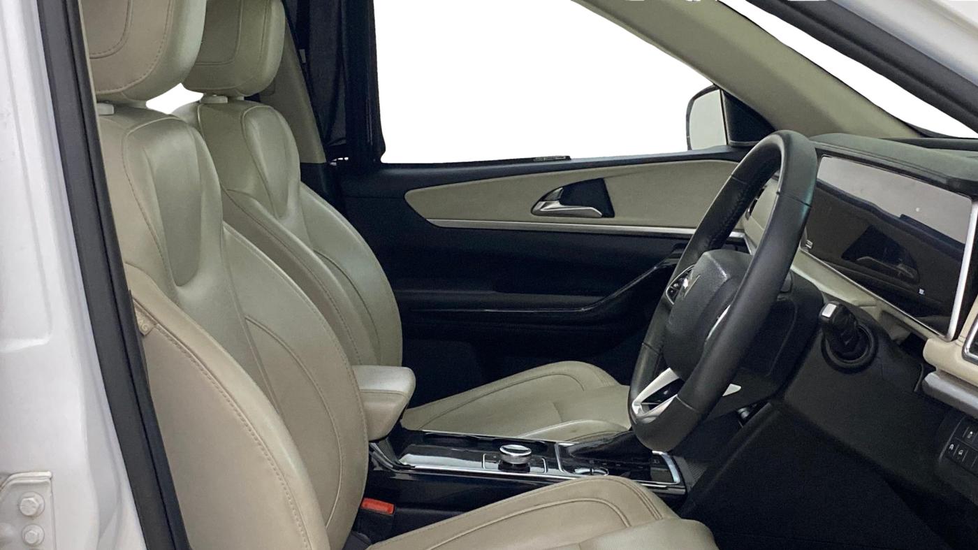2023 Mahindra XUV700 AX 7 LUXURY D AT 7 STR, Diesel, Automatic, 31,537 km, Right Side Front Door Cabin