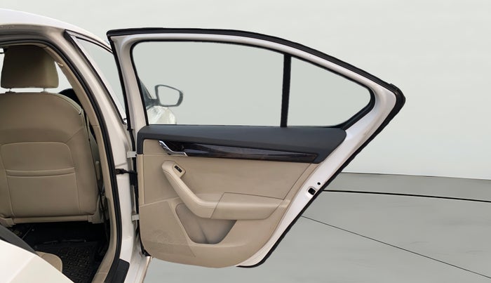 2017 Skoda Octavia STYLE PLUS AT 1.8 TSI, Petrol, Automatic, 49,876 km, RHS Rear Door