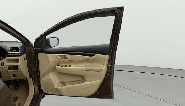 2016 Maruti Ciaz ZXI+, CNG, Manual, 59,334 km, RHS Front Door