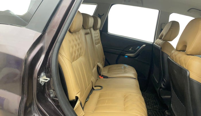 2019 Mahindra XUV500 W7, Diesel, Manual, 82,775 km, Right Side Rear Door Cabin
