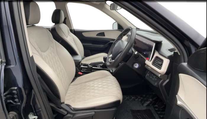 2022 Mahindra XUV700 AX 5 P MT 5 STR, Petrol, Manual, 46,331 km, Right Side Front Door Cabin