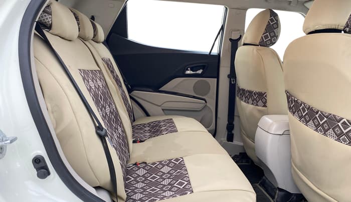 2020 Mahindra XUV300 W8 1.5 DIESEL, Diesel, Manual, 1,04,864 km, Right Side Rear Door Cabin