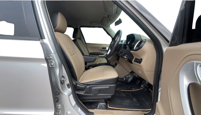 2017 Mahindra TUV300 T10, Diesel, Manual, 1,16,846 km, Right Side Front Door Cabin