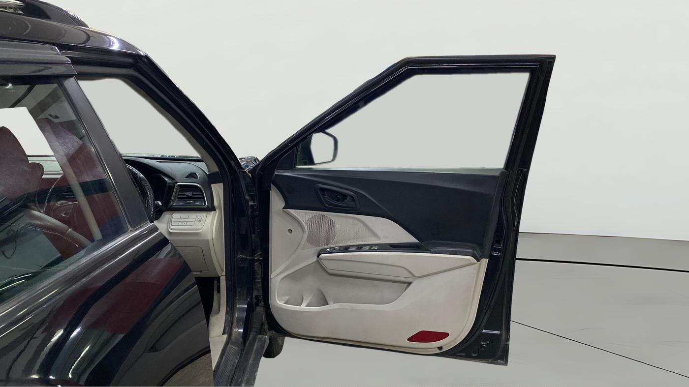 2020 Mahindra XUV300 W6 1.2 PETROL, Petrol, Manual, 83,760 km, RHS Front Door