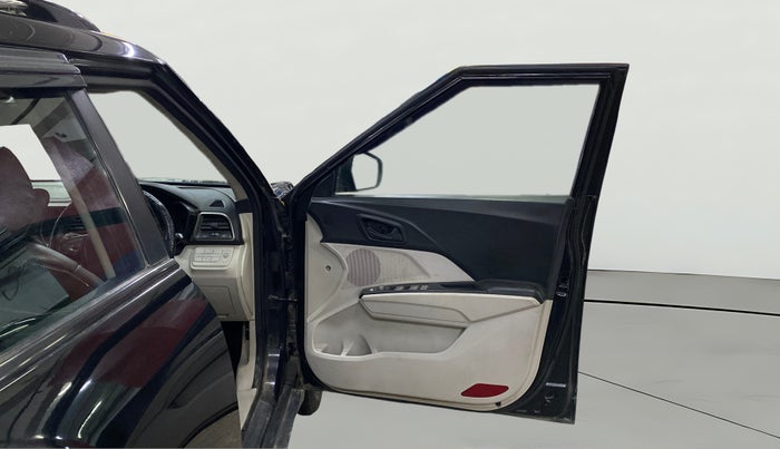 2020 Mahindra XUV300 W6 1.2 PETROL, Petrol, Manual, 83,760 km, RHS Front Door