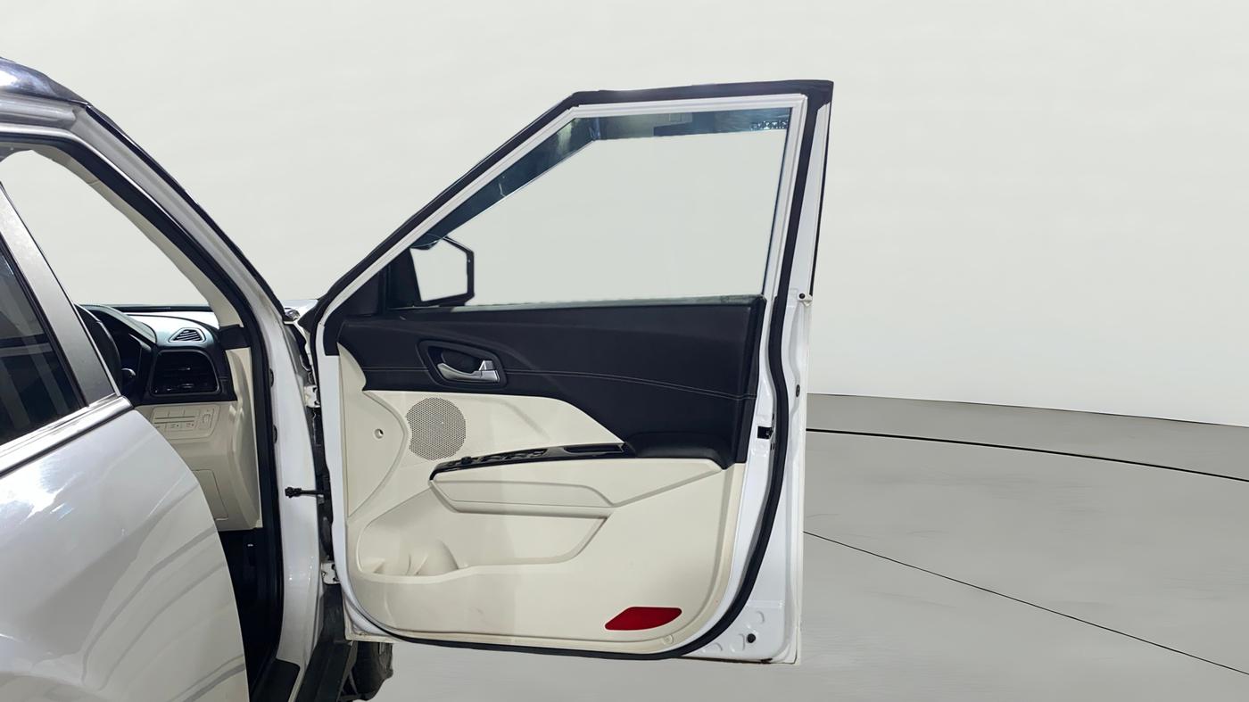 2025 Mahindra XUV 3XO AX7 1.2 TGDi AT, Petrol, Automatic, 16,952 km, RHS Front Door