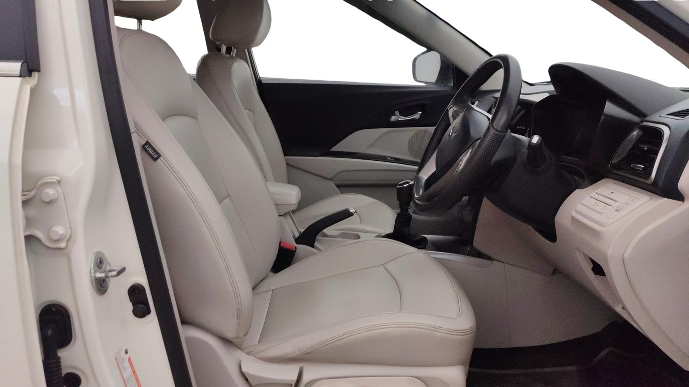 2024 Mahindra XUV300 W8 1.2 (O) TGDI DUAL TONE, Petrol, Manual, 43,230 km, Right Side Front Door Cabin