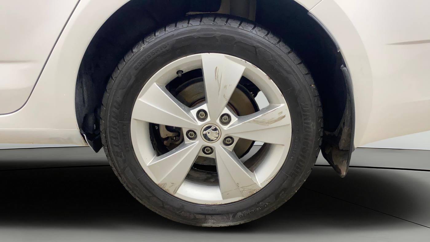 2019 Skoda Octavia STYLE 1.8 TSI AT, Petrol, Automatic, 1,12,874 km, Left Rear Wheel