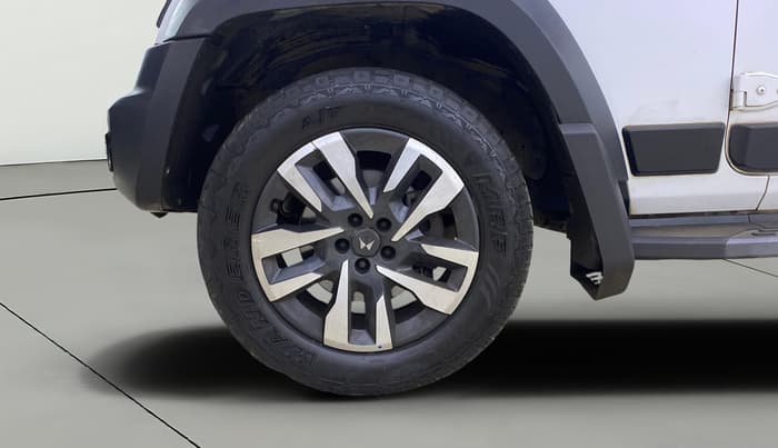 2025 Mahindra Thar Roxx  AX7 L Petrol AT 2WD, Petrol, Automatic, 29,898 km, Left Front Wheel