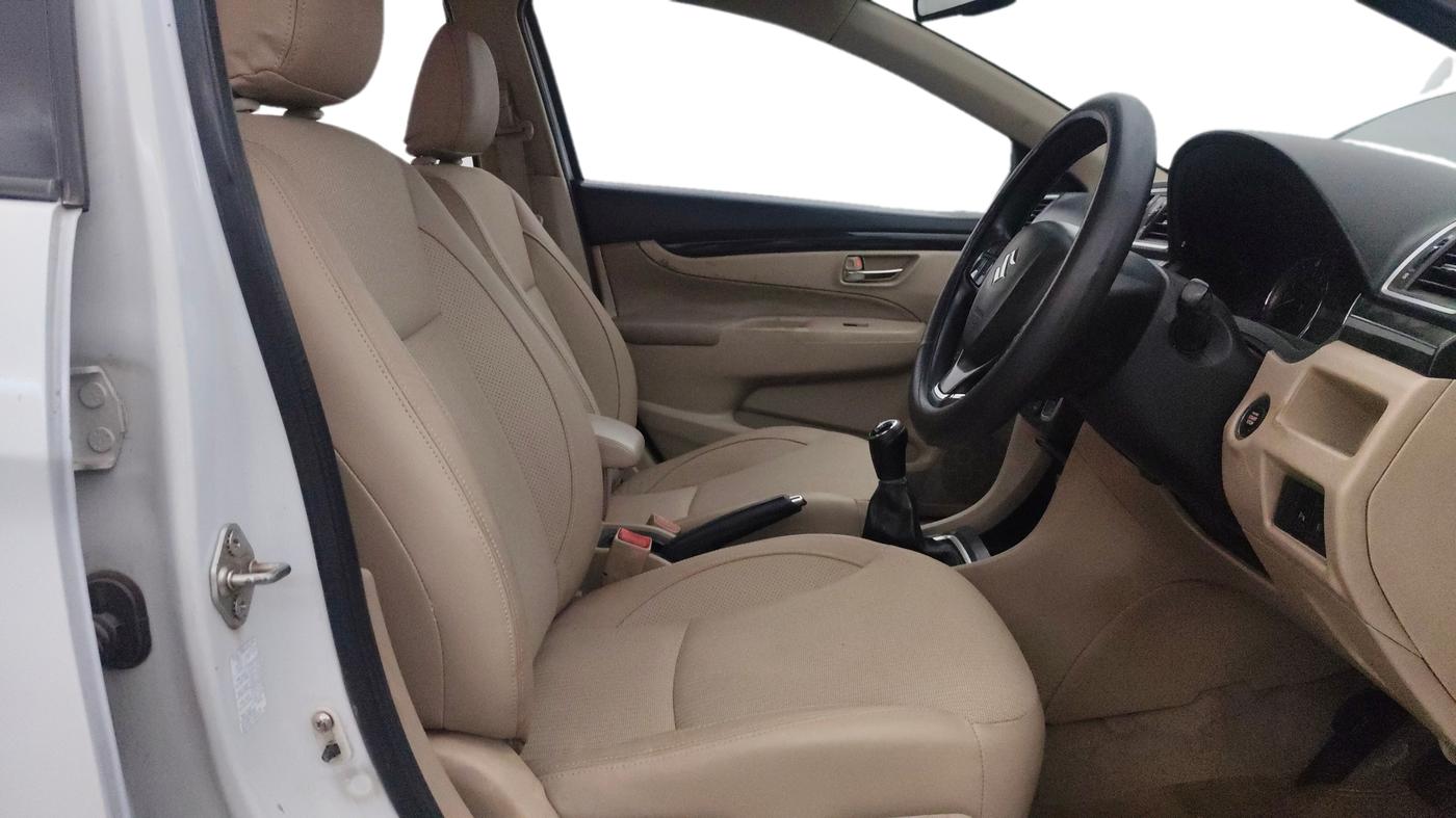 2015 Maruti Ciaz ZXI, Petrol, Manual, 76,102 km, Right Side Front Door Cabin