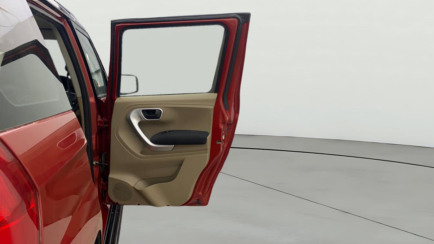 2017 Mahindra TUV300 T10 DUAL TONE, Diesel, Manual, 65,100 km, RHS Rear Door