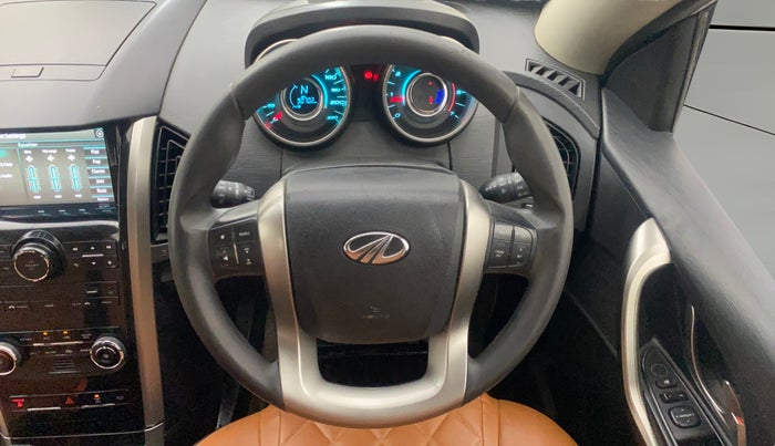 2018 Mahindra XUV500 W7, Diesel, Manual, 90,668 km, Steering Wheel Close Up