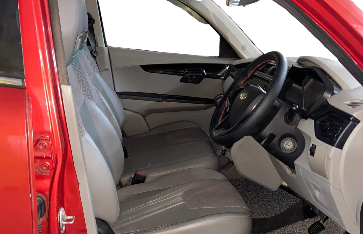 2016 Mahindra Kuv100 K4 6 STR, Petrol, Manual, 57,203 km, Right Side Front Door Cabin