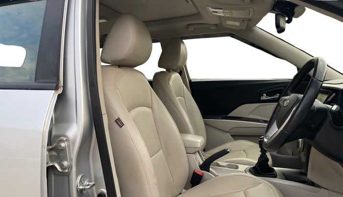 2020 Mahindra XUV300 W8 (O) 1.2 PETROL, Petrol, Manual, 56,520 km, Right Side Front Door Cabin